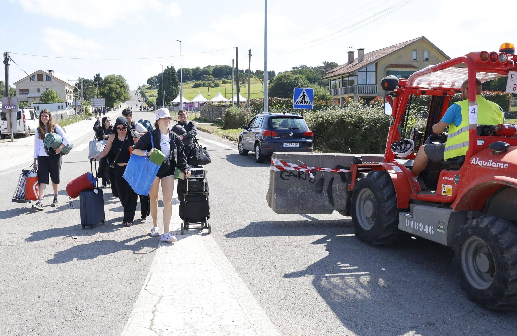 Vuelta a la realidad, paso a paso y mochila a cuestas: los campistas abandonan el Monte do Gozo