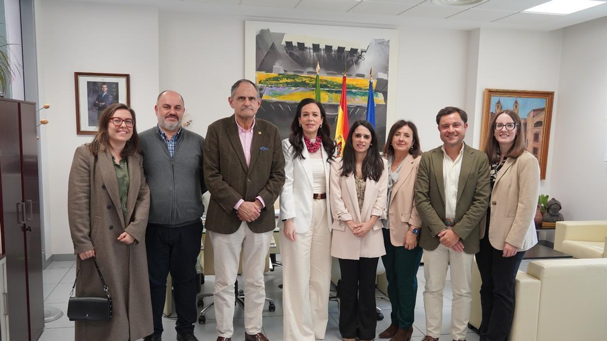 Responsables de la Consejería de Salud junto a representantes de Semergen, esta mañana.
