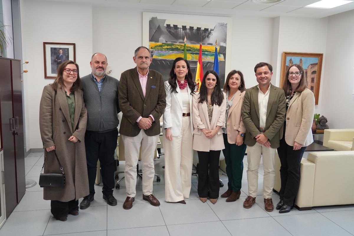 Responsables de la Consejería de Salud junto a representantes de Semergen, esta mañana.