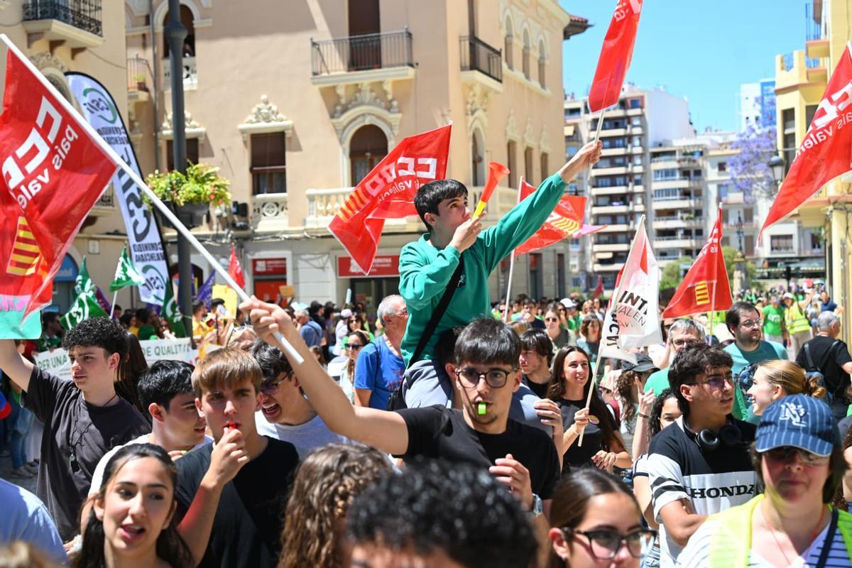 La manifestación de profesores por la huelga educativa llena las calles de Elche