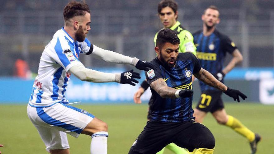 &#039;Gabigol&#039; conduce el balón ante la presencia de un rival durante un Inter de Milán-Pescara de esta temporada.