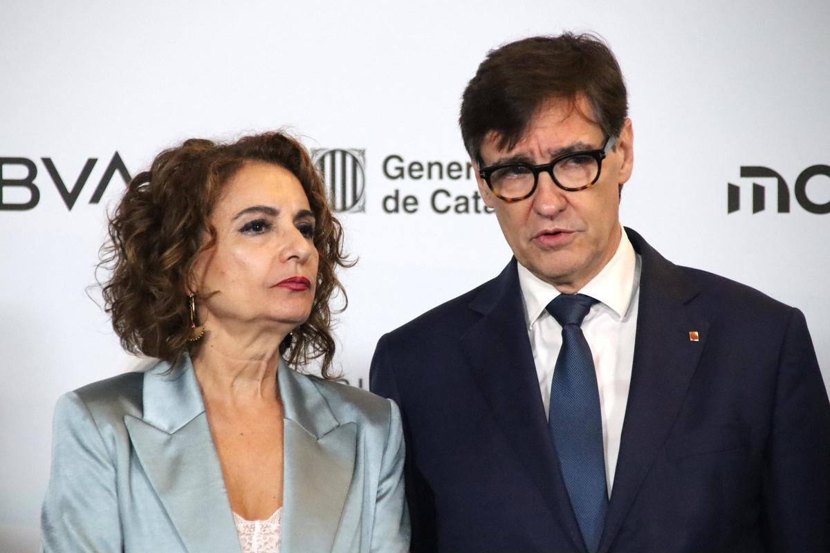 La ministra de Hacienda, María Jesús Montero, y el president Illa este lunes.