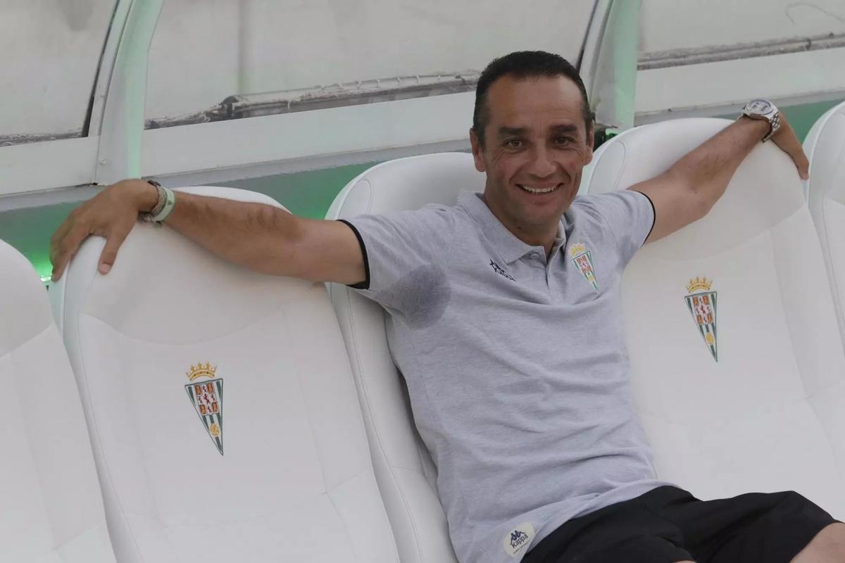 José Luis Oltra, en su banquillo en El Arcángel, durante su etapa en el Córdoba CF.