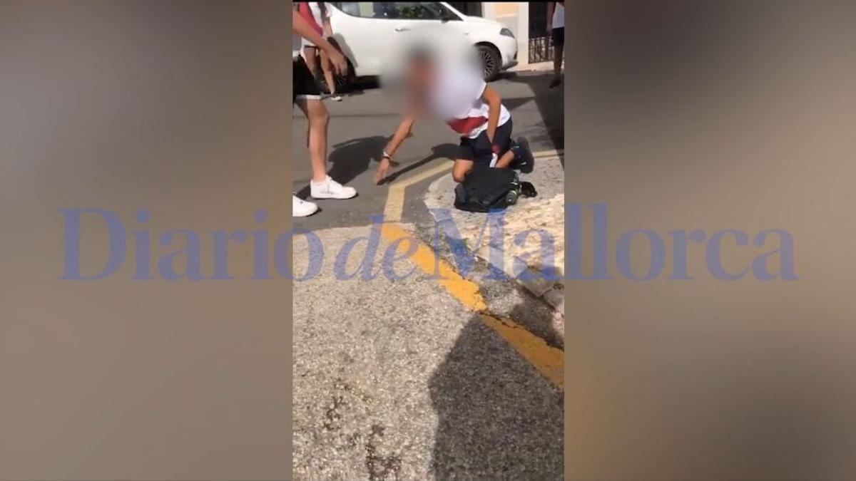 Brutal agresión en Mallorca | Agreden y vejan a un menor mientras sus compañeros lo graba