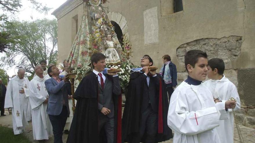 Pozoantiguo celebra sus fiestas con una misa, procesión, bailes y un aperitivo