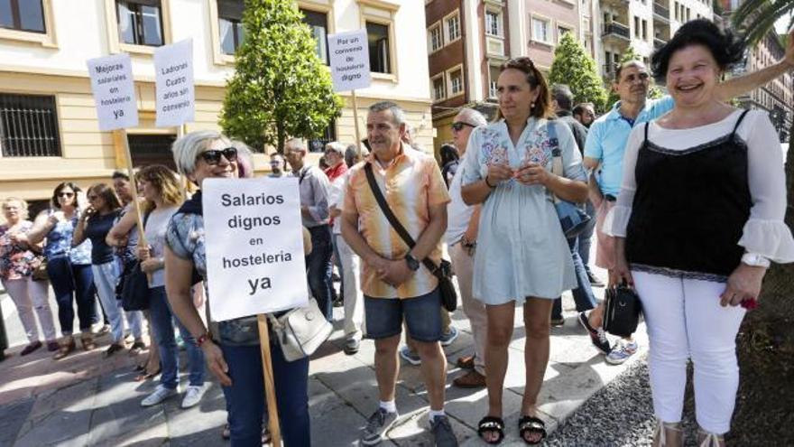 Los trabajadores de Hostelería se concentran para pedir avances en el convenio