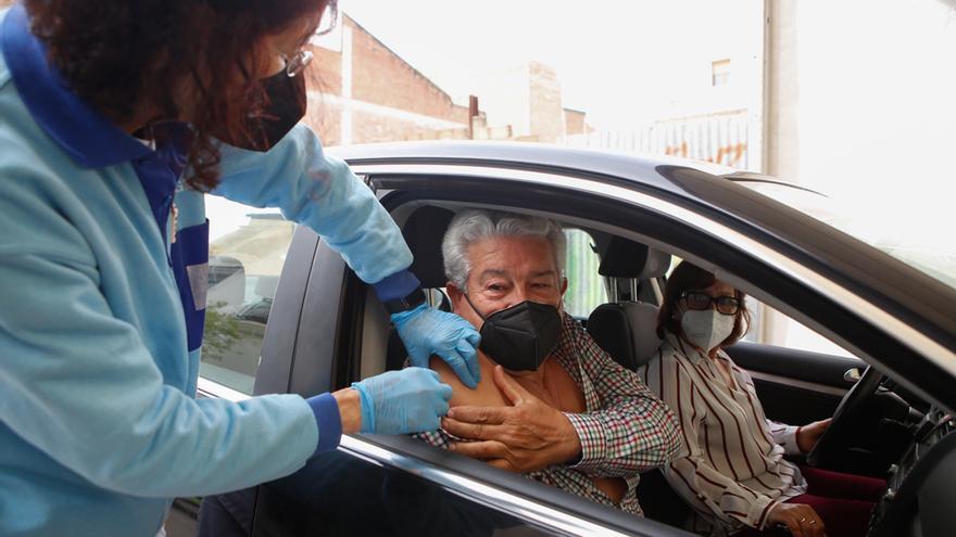 Primeros cordobeses vacunados con Janssen: una única dosis "para tener libertad"