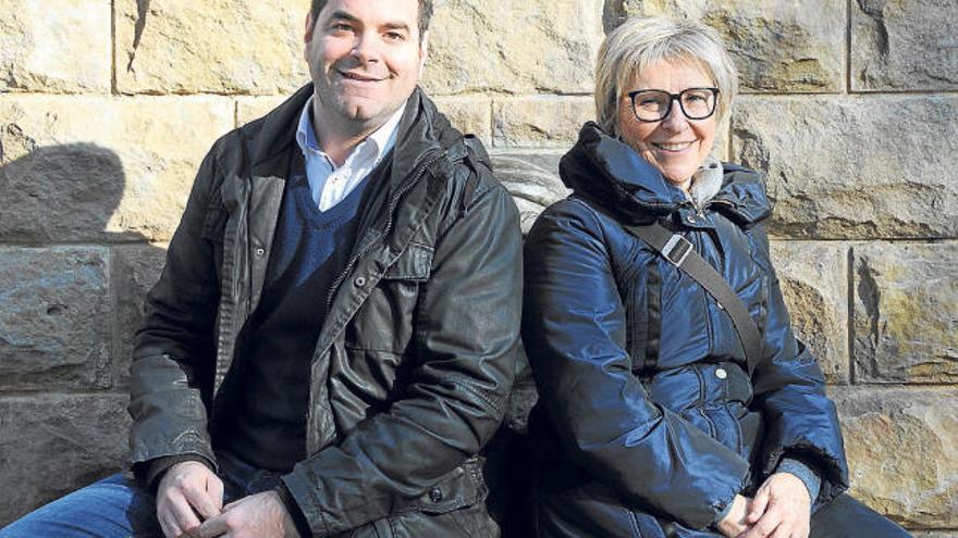 David Saldoni i Mirella Cortès, asseguts esquena per esquena a la font del monument als gegants