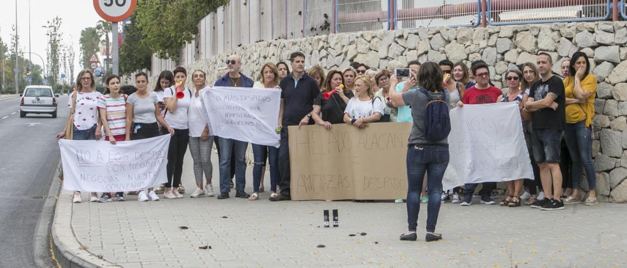 Un momento de la protesta de trabajadores de Helados Alacant.