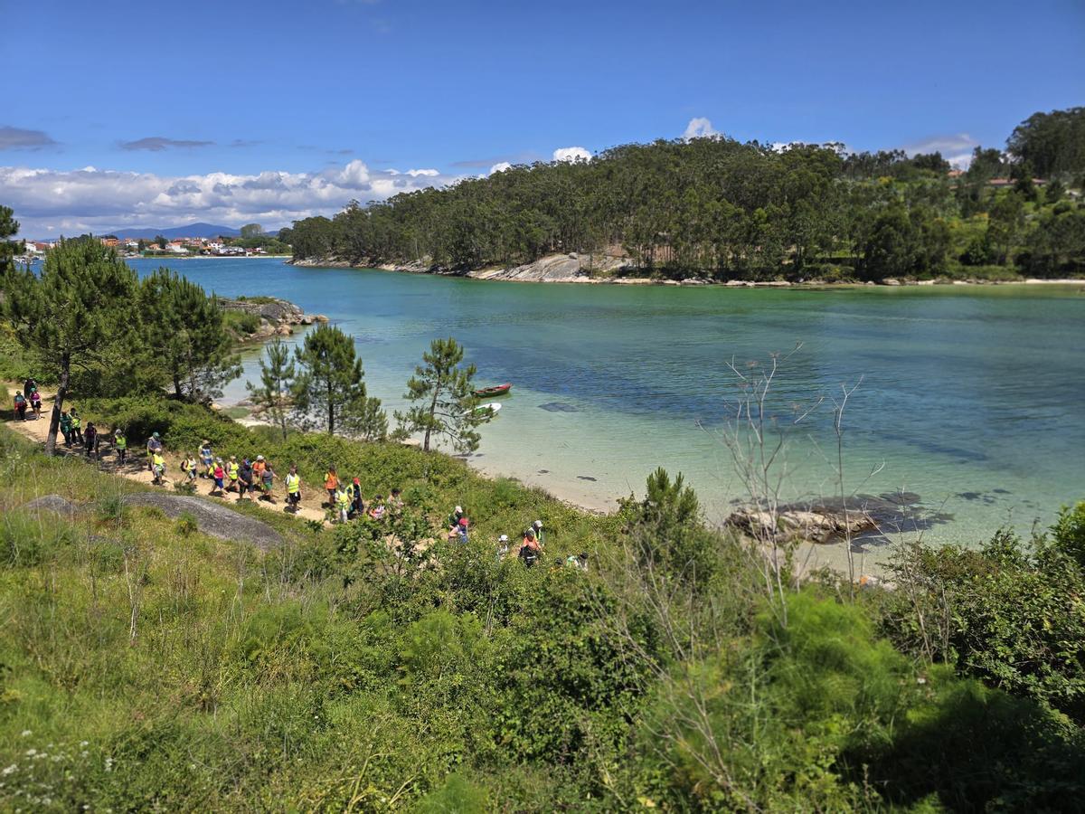 Senderistas en Punta Moreiras, ayer.