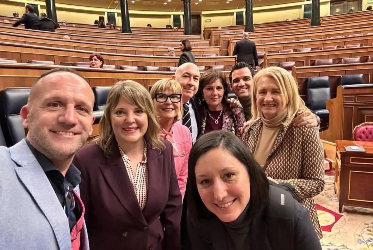 Gonzáez junto a otros parlamentarios del grupo socialista.