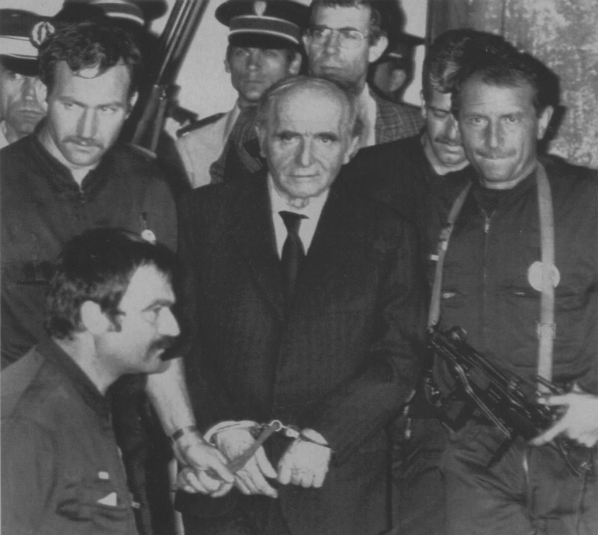 Klaus Barbie, antiguo jefe de la Gestapo en Lyon, abandona esposado un juzgado de la ciudad francesa cuando fue procesado en 1987. LYON, FRANCIA 4/7/87 EL NAZI KLAUS BARBIE ABANDONA EL JUZGADO. REUTER/ROBERT PRATTA.