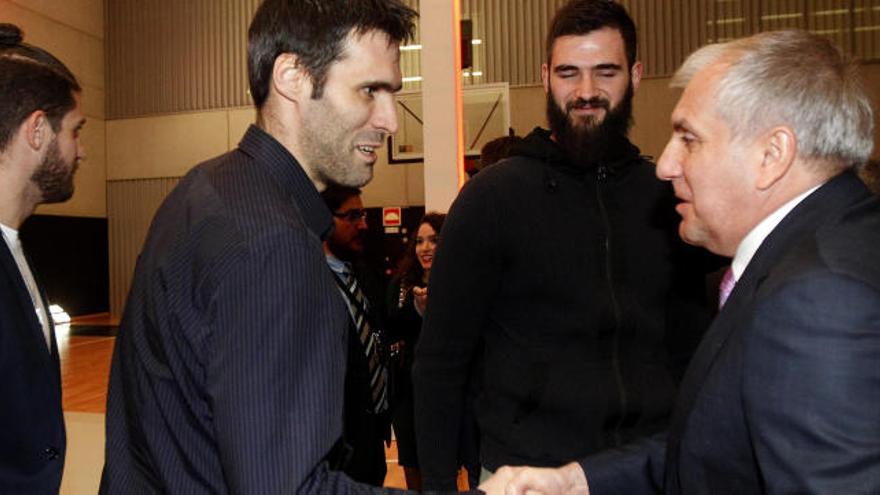 Los jugadores del Valencia Basket saludan a Obradovic