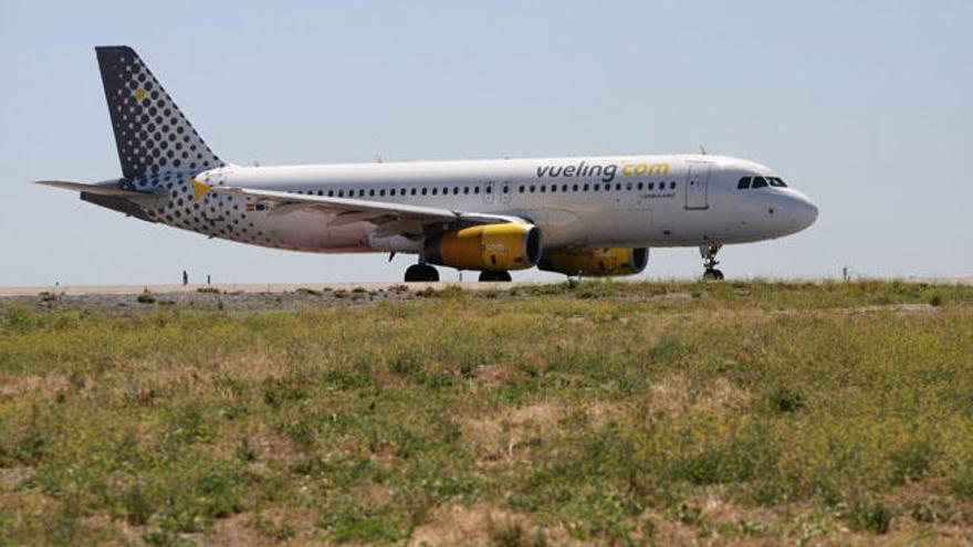 Foto de archivo de un avión de la compañía Vueling en el aeropuerto de Málaga.