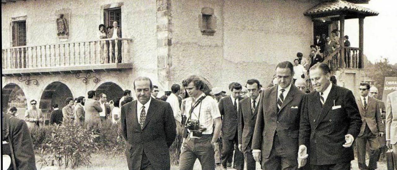 El ministro de Industria, José María López de Letona, y Luis Adaro, en el Pueblo de Asturias.