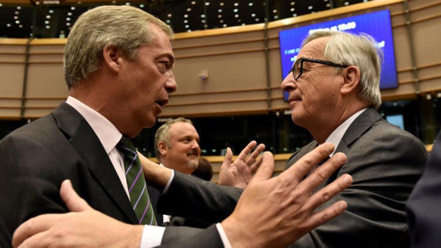 Juncker a Farage: &quot;¿Por qué está usted aquí?&quot;
