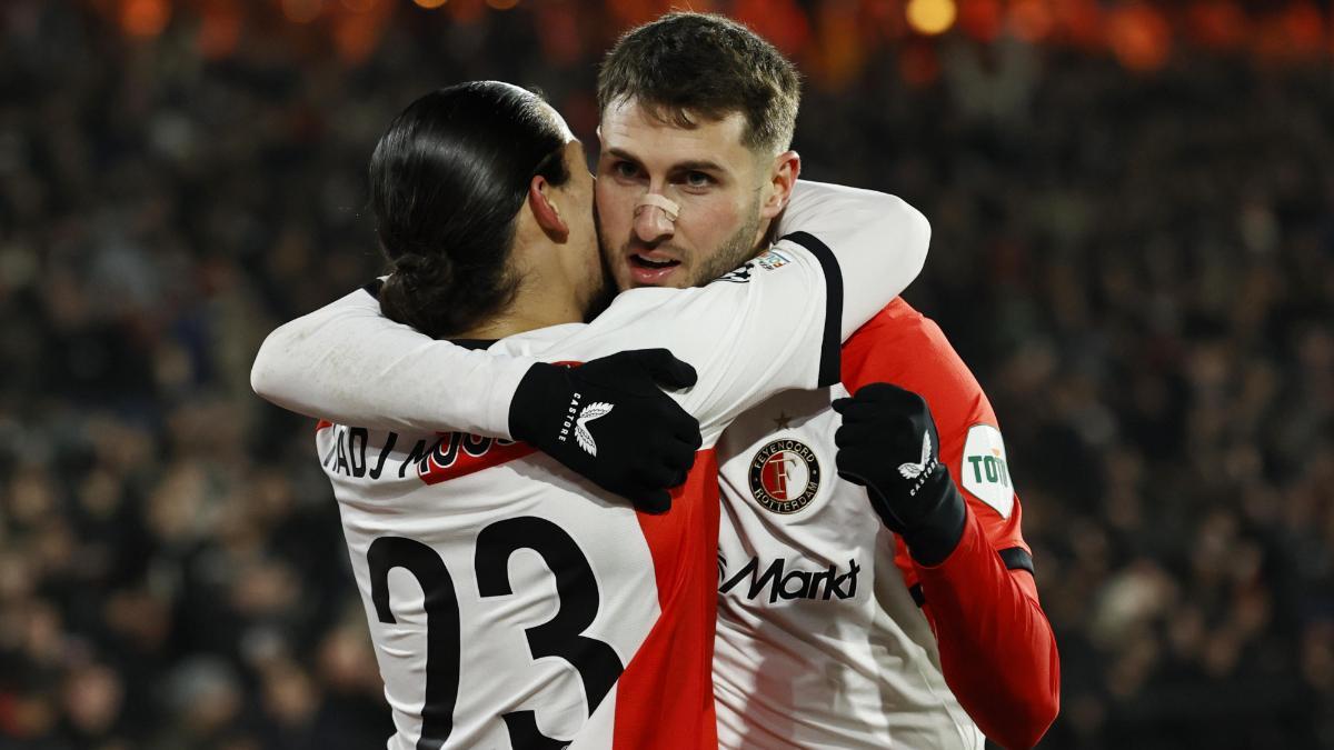 Santiago Gimenez celebrando ante el Sparta de Praga