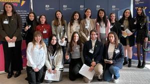 Jordina Subirachs y Elisabet Sánchez, con americanas marrón y azul marino, en la foto de familia de británica Ambassador for a Day 2024