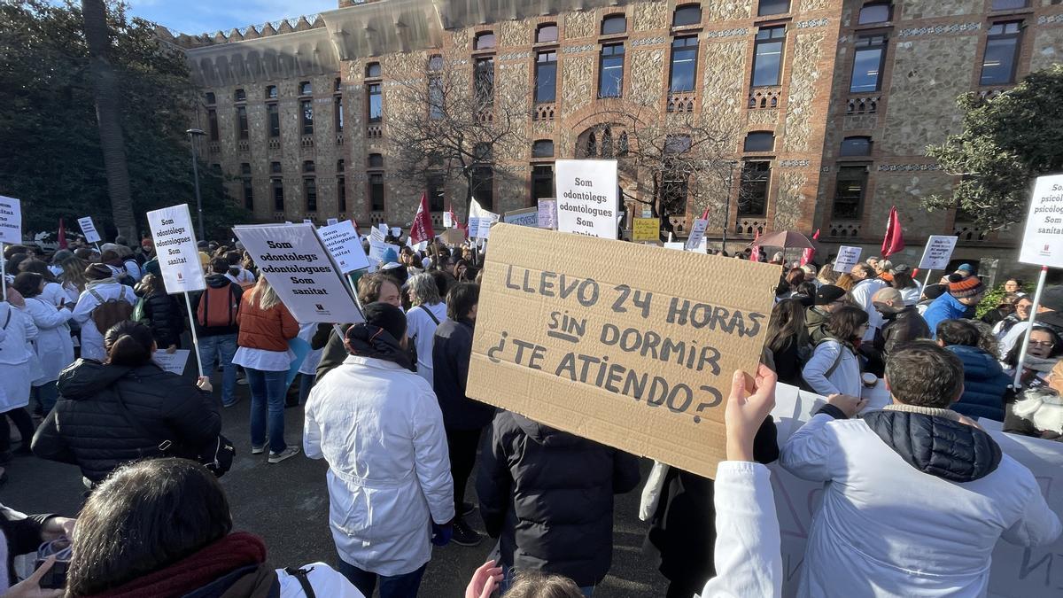 Los sanitarios se han manifestado desde el Departament de Salut hasta la estación de Sants en defensa de la sanidad pública durante el primer día de la huelga de médicos.