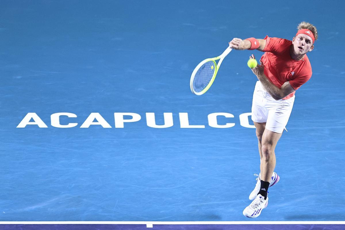 Davidovich efectuando un saque durante el cruce ante Tiafoe.