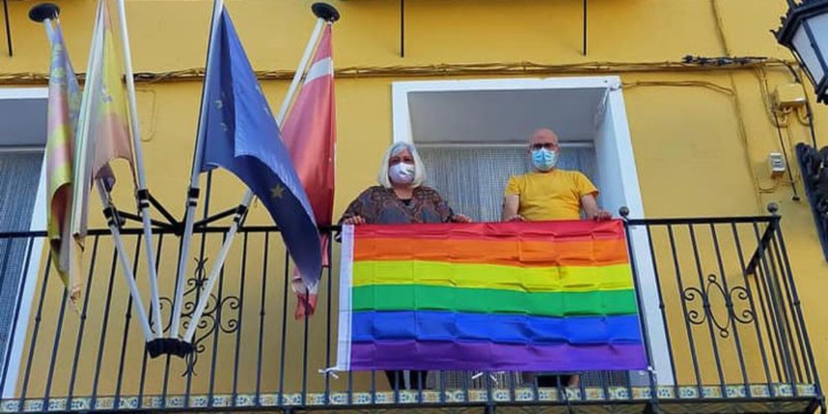 La bandera LGTBI fue colocada recientemente en uno de los laterales del balcón principal de la casa consistorial de Castellnovo.