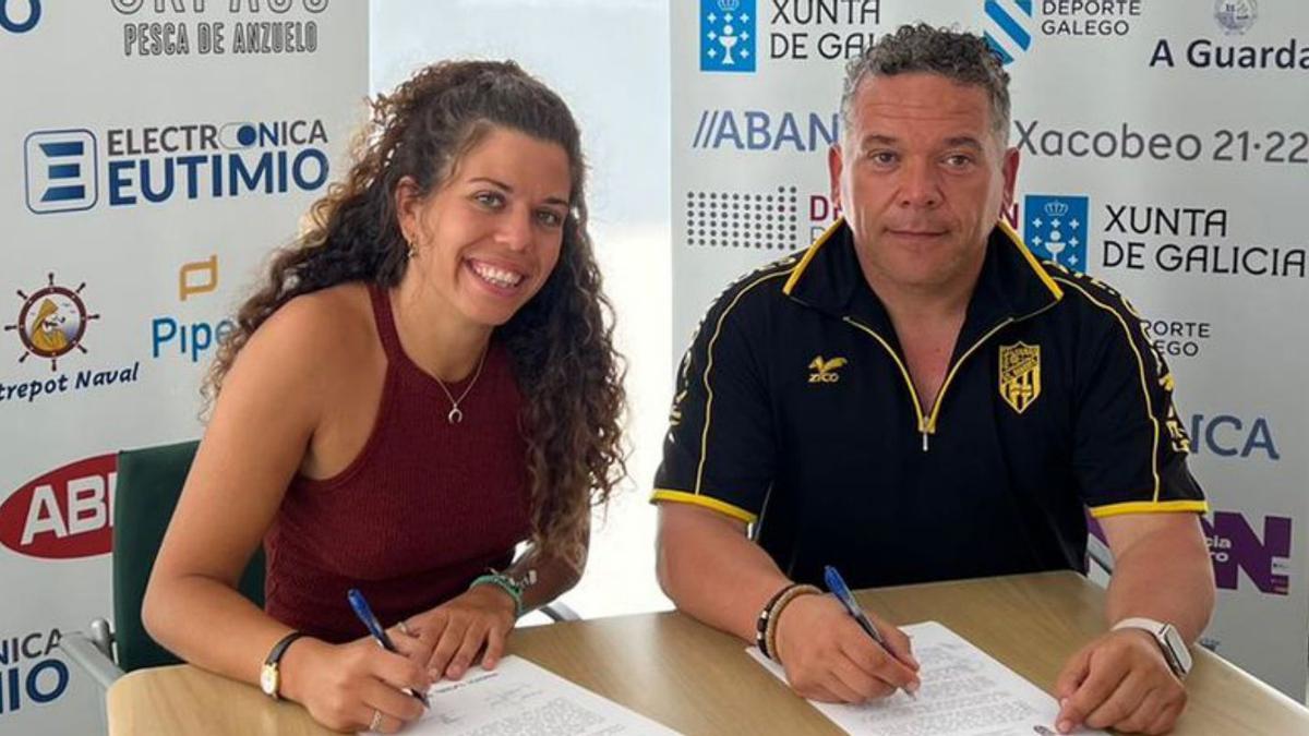 Celia López, durante la firma de su contrato. |  // FDV