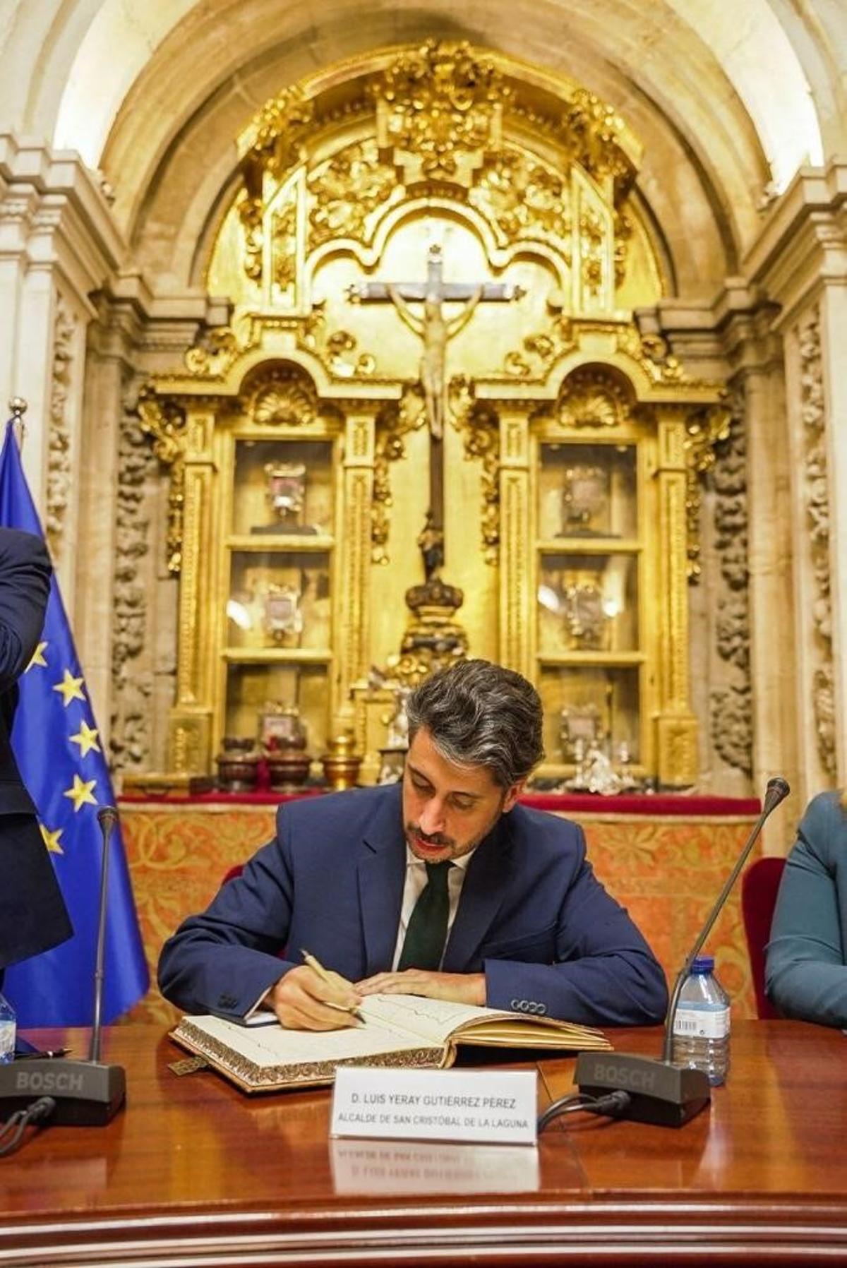 Luis Yeray Gutiérrez, presdiente del Grupo de Ciudades Patrimonio de la Humanidad de España, en la Mezquita de Córdoba.