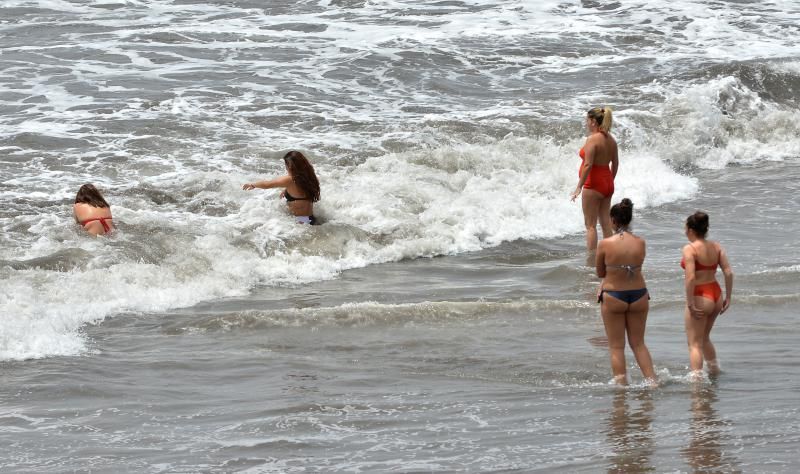 11/07/2018 SAN AGUSTÍN, SAN BARTOLOMÉ DE TIRAJANA. Calor en la playa de Las Burras. SANTI BLANCO  | 11/07/2018 | Fotógrafo: Santi Blanco