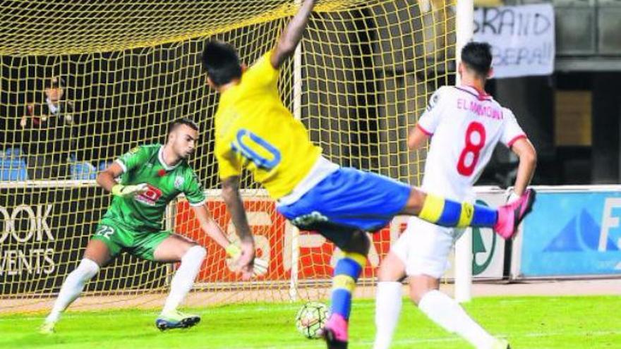 Araujo dispara a portería, ante el Atlético Tetuán.