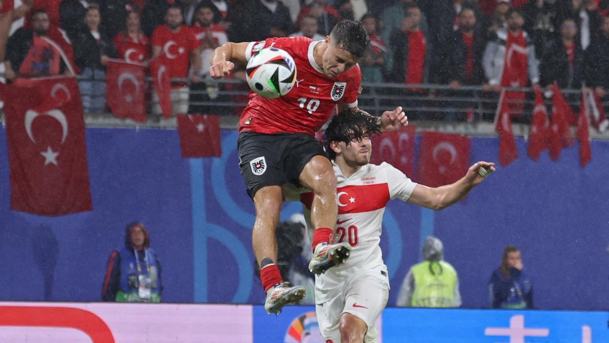 Ferdi Kadioğlu, disputando un balón aéreo en la Eurocopa