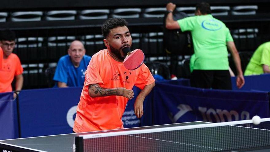 Anthony Fernandes, el único jugador de tenis de mesa que sujeta la pala con la boca: "Mi sueño es ir a las Paralimpiadas"