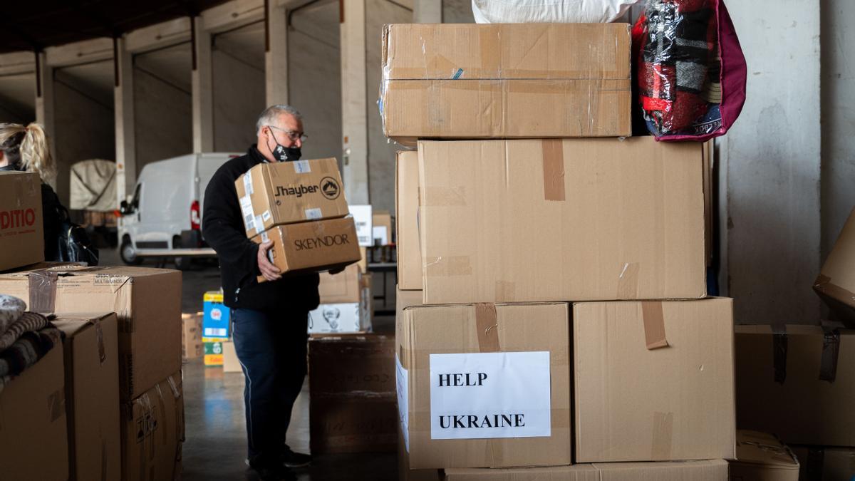 Material de ayuda humanitaria para Ucrania en el Cocherón de la Diputación de Castellón.
