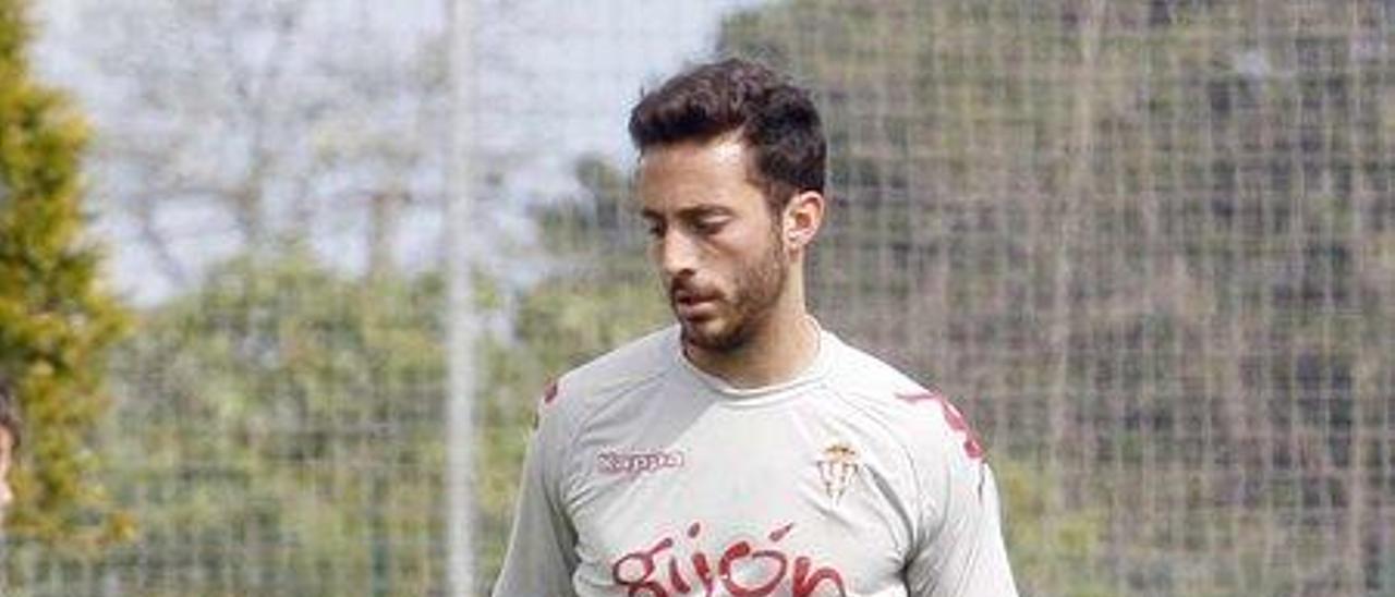 Álex Menéndez toca el balón durante la sesión de ayer en Mareo.