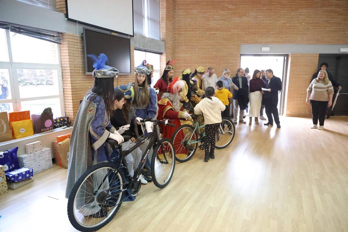 Fotogalería | Los Reyes Magos reparten bicis e ilusión en el IMAS
