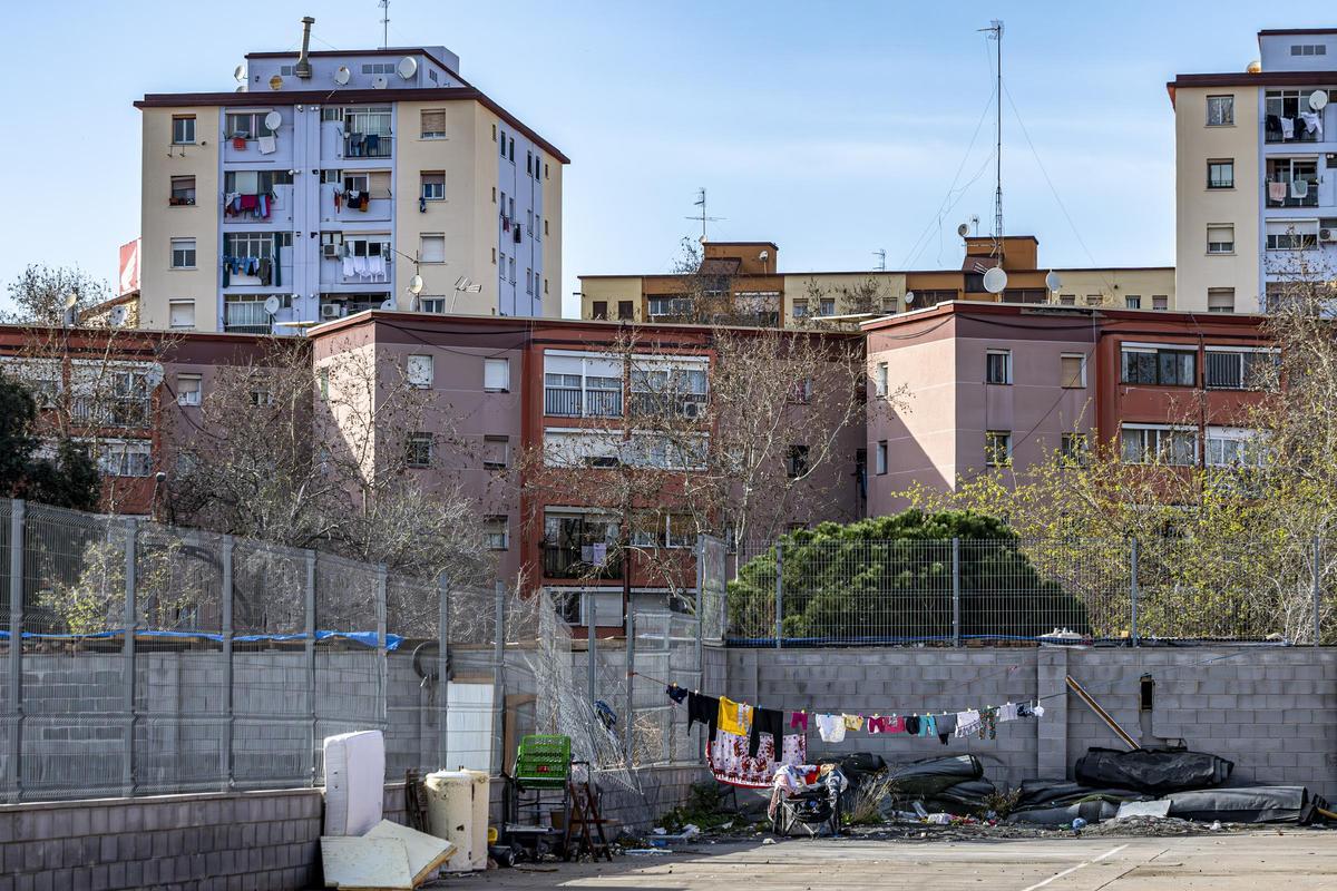 Imagen del patio exterior del antiguo instituto B-9 de Badalona, con los bloques de Sant Roc al fondo.