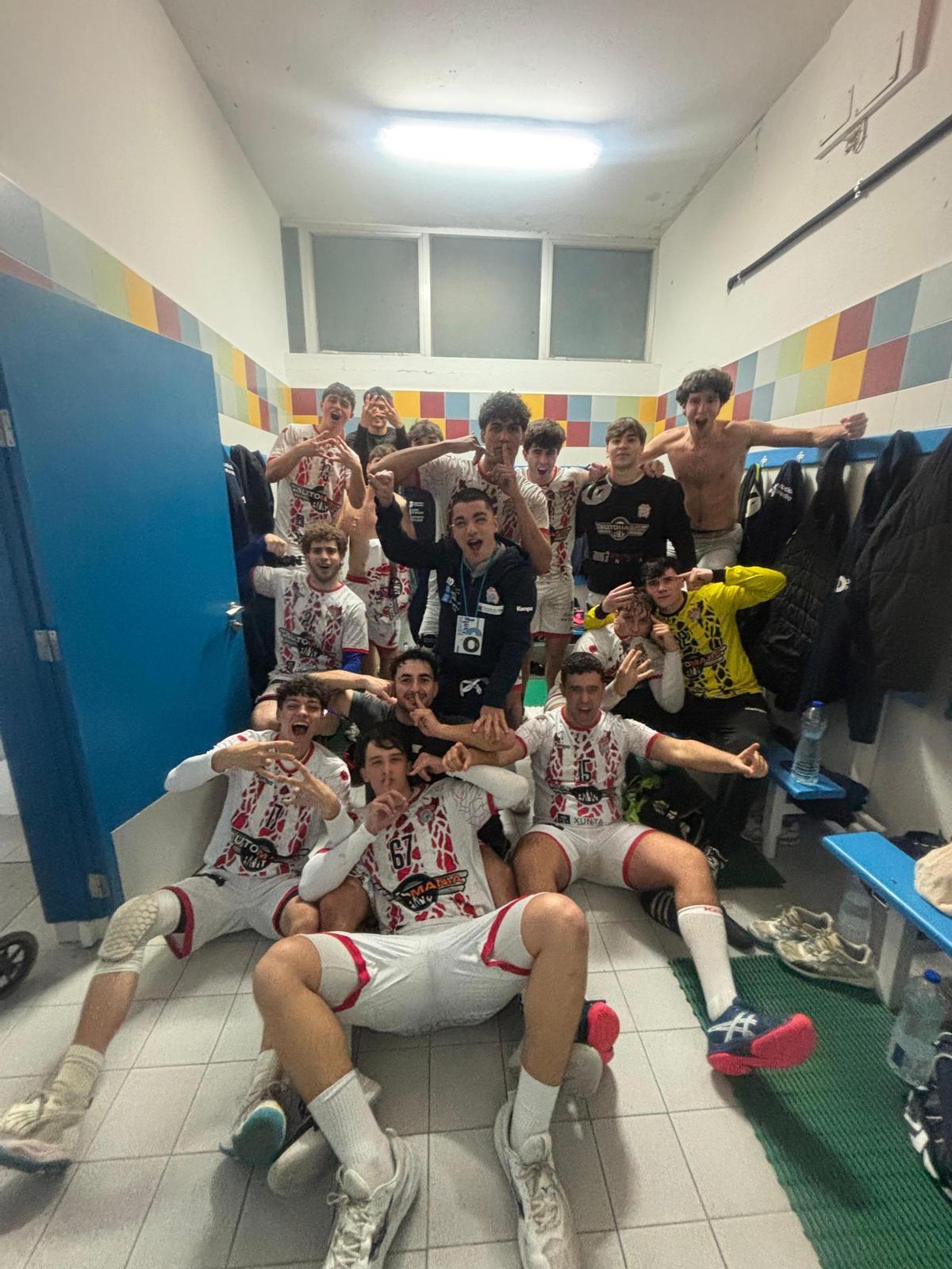 La plantilla y cuerpo técnico del Automanía Luceros celebra su triunfo en la pista del Calvo Xiria.