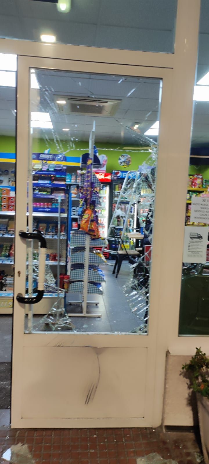 Los destrozos del robo en la gasolinera de Mieres