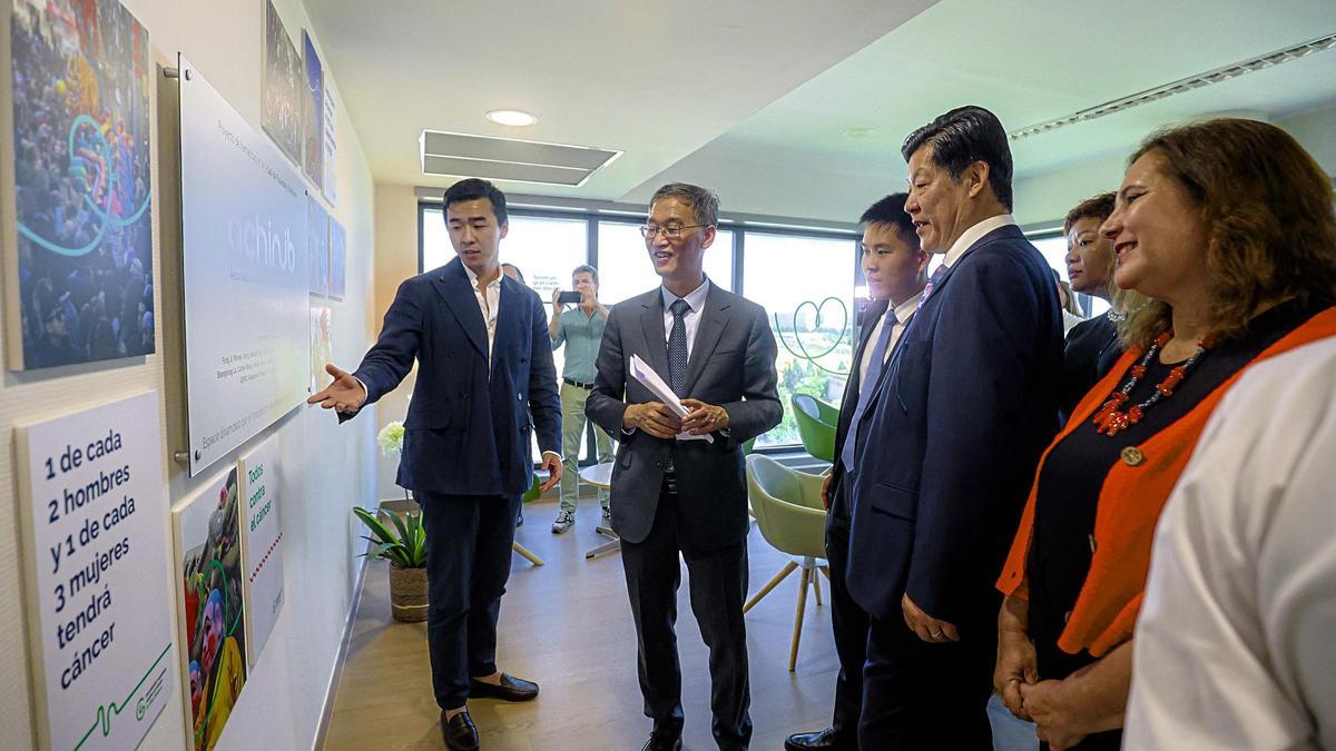 El embajador de China en España, Yao Jing, ha visitado las nuevas dependencias oncológicas del hospital Son Llàtzer