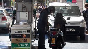 Els conductors busquen les gasolineres més barates