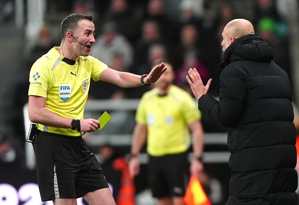 13 January 2026, United Kingdom, Newcastle: Manchester City manager Pep Guardiola (R) is shown a yellow card by referee Christopher Kavanagh during the Egnlish Carabao Cup semi-final first leg soccer match between Newcastle United and Manchester City at St James' Park. Photo: Owen Humphreys/PA Wire/dpa 13/01/2026 ONLY FOR USE IN SPAIN. Owen Humphreys/PA Wire/dpa;soccer;sports;football;England Carabao Cup - Newcastle United vs Manchester City;
