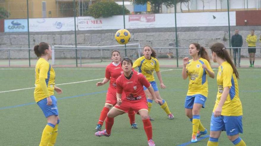 Un momento de la reanudación dle encuentro entre Atlético Pontevedra y Arousana B. // Noé Parga