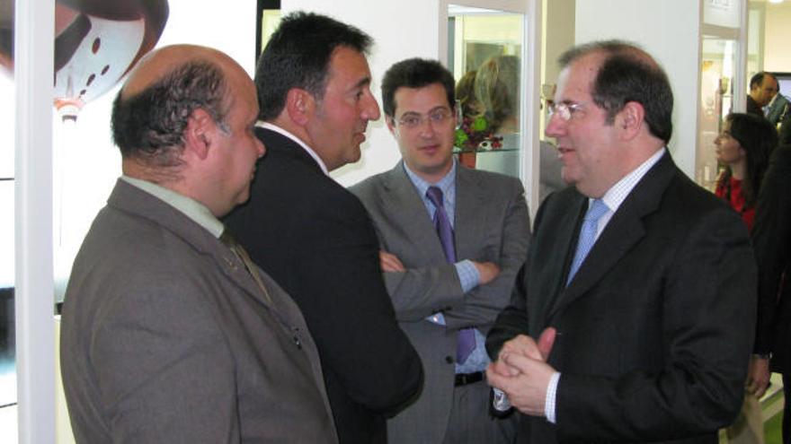 Juan Vicente Herrera conversa con Juan Miguel Fuentes.