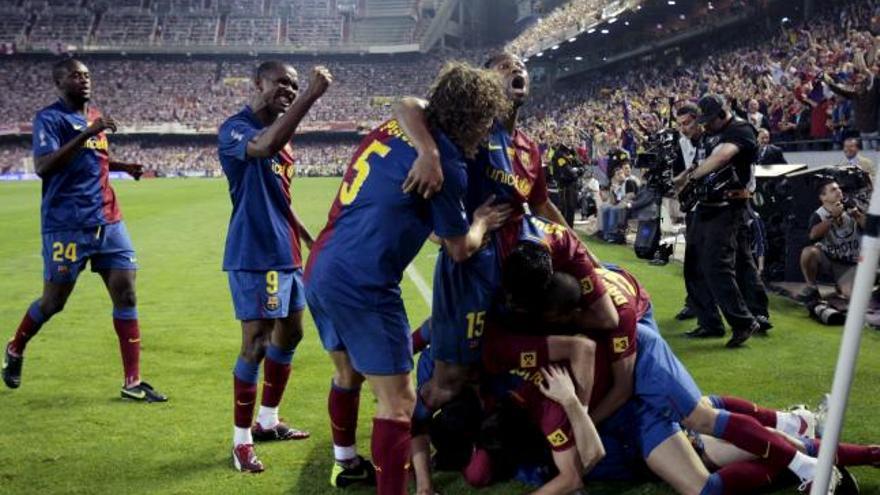 Los jugadores del Barcelona festejan uno de los tantos obtenidos en la final.