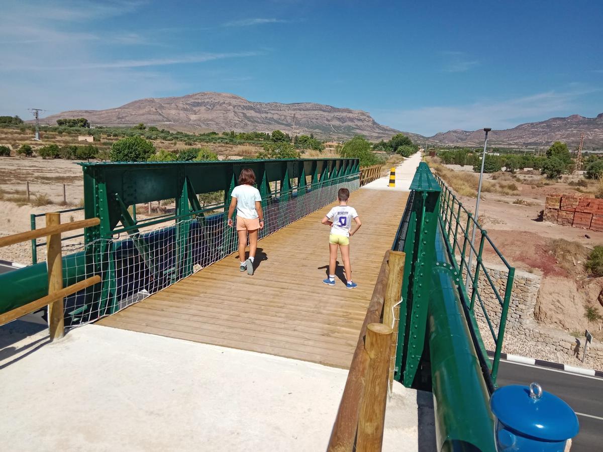 El puente instalado en la via verde ha sido restaurado, aumentando la longitud y amplitud del viaducto