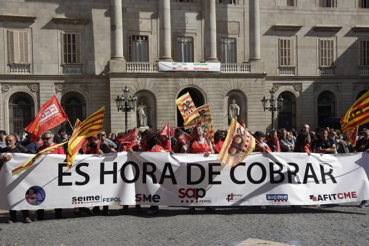 Protesta de los Mossos a las puertas de Palau para exigir mejoras laborales