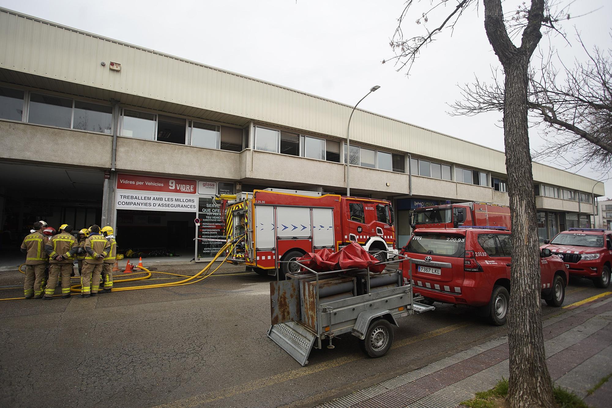 Estat en què han quedat les naus industrials de l'entrada sud de Girona després de l'incendi