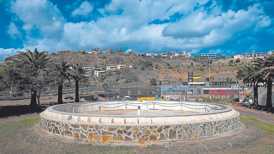 El agua vuelve a la fuente de la Plaza de Elche tras siete años en el olvido
