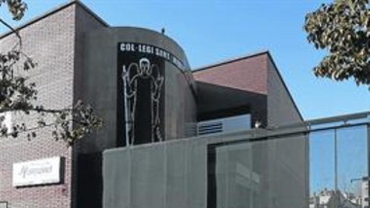 Exterior del colegio Sant Miquel Arcàngel de Molins de Rei, el lunes.