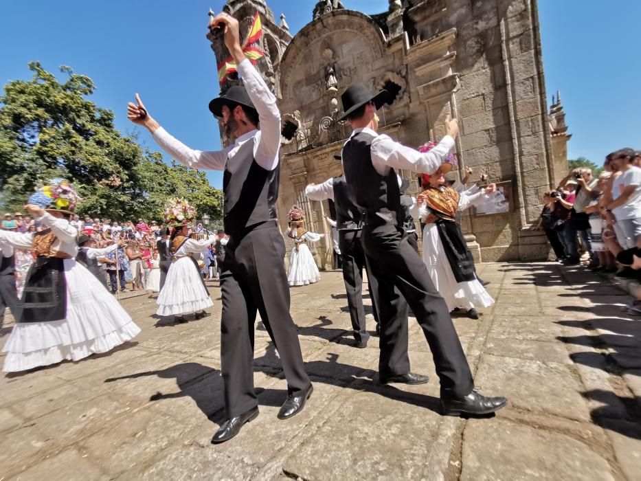 Una multitud llena el atrio de la iglesia parroquial para participar en todas las actividades del día grande de la Romaría de Darbo.