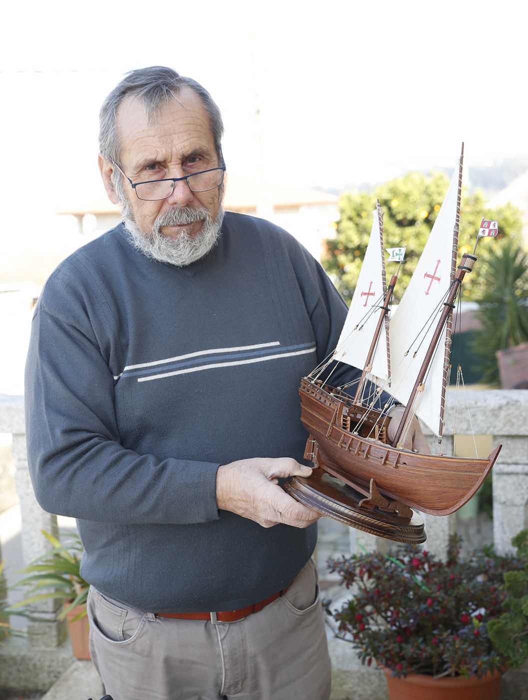 Juan Olivencia muestra dos de sus maquetas de barcos. .jpg